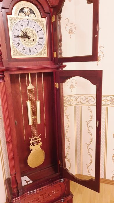 Часы напольные,деревянные.