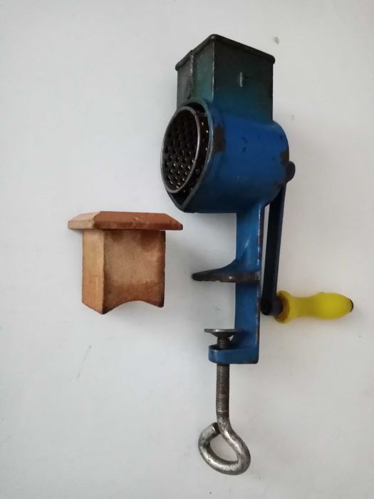 Ретро мелничка за чер пипер, мелничка за орехи и ядки.