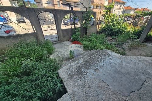 Самостоятелна къща в град Аксаково