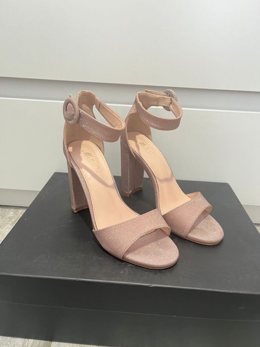 Sandale ocazie toc gros