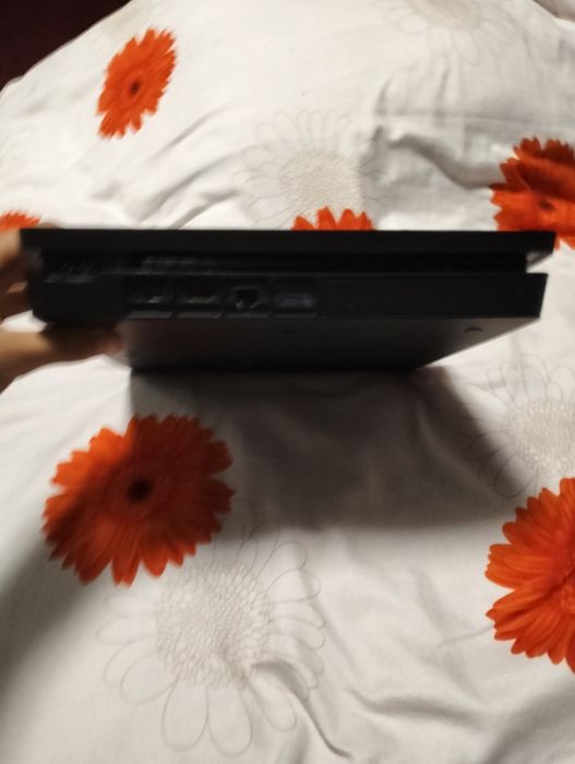Vând PS4 slim cu 500gb
