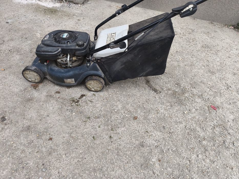 Masina de tuns iarba