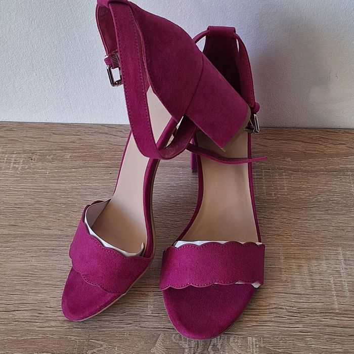 Sandale finuțe elegante de culoare mov