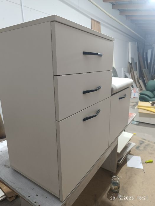 Обувной подставки. Oyoq kiyim qo'yish uchun javon