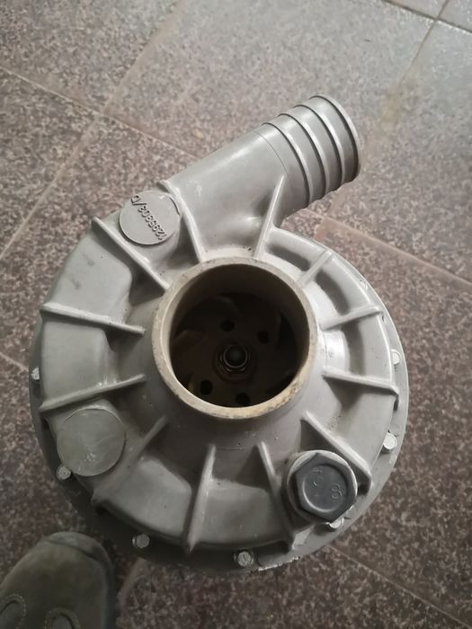 Центробежна водна помпа