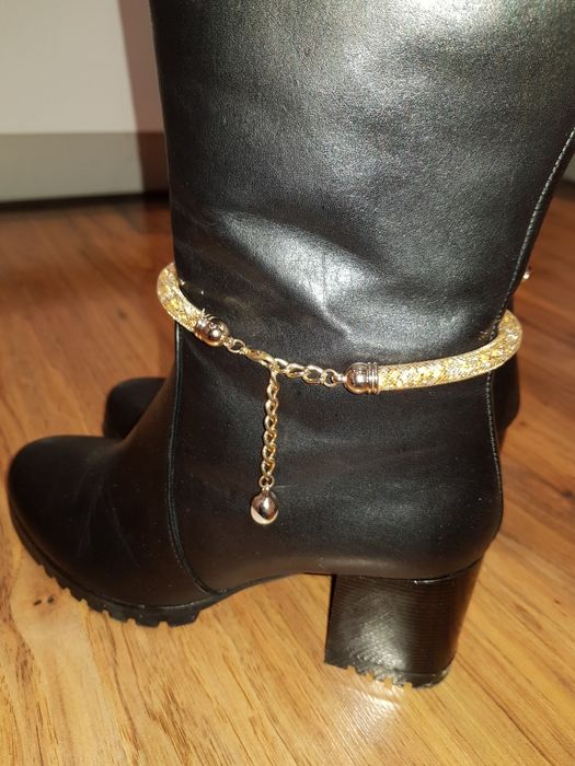 Черни ботуши ест. кожа със златисто бижу