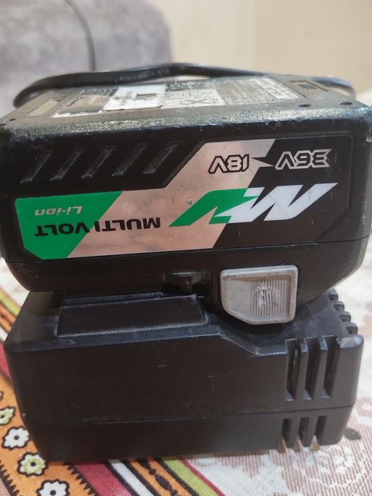 HIKOKI 35V  Зарядно с батерия