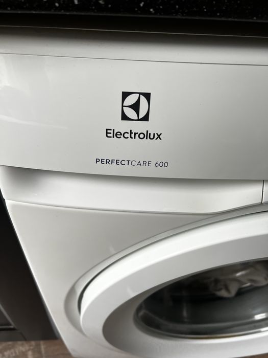 Electrolux PerfectCare 600 – пералня, почти нова.