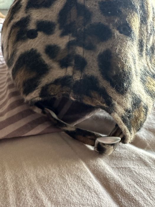 Дамска шапка с козирка