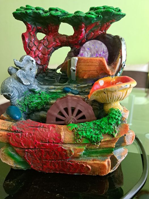 Декоративна къщичка с водна помпа.