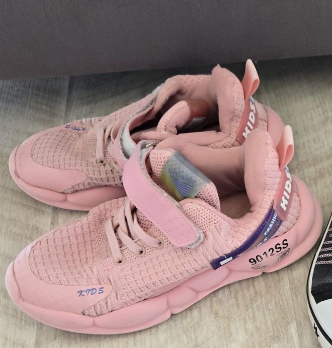 Обувки за момиче размер 32 и 34