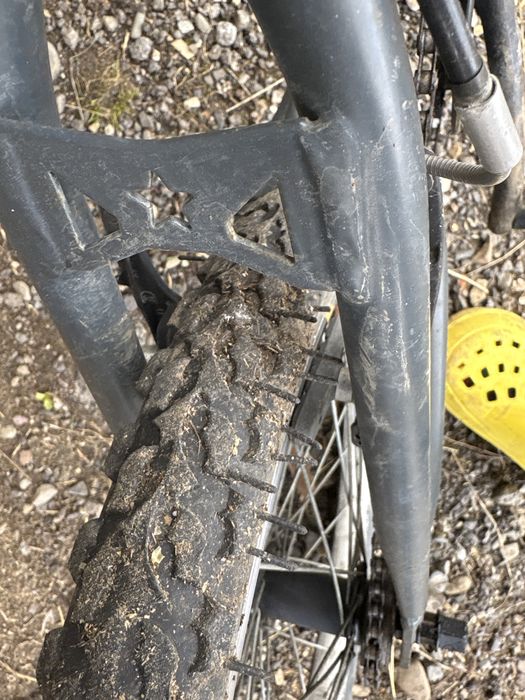 Vand bicicleta BMX cauciucu pe spate este de schimbat si bureti de la frâne in rest bună