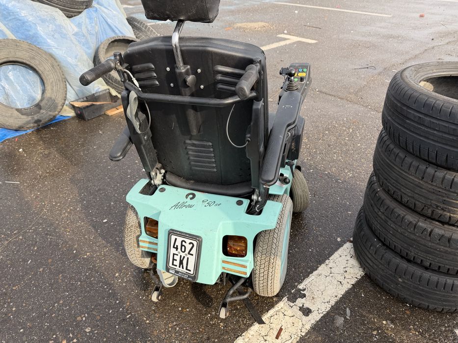 Vand scaund pentru persoane cu dezabilitati