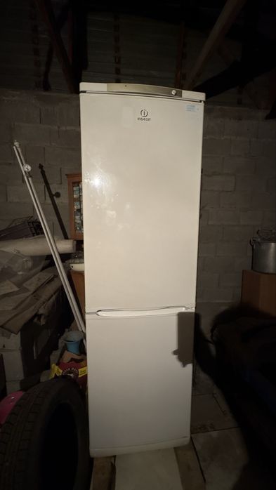 Продаю холодильник Indesit б/у в рабочем состоянии.