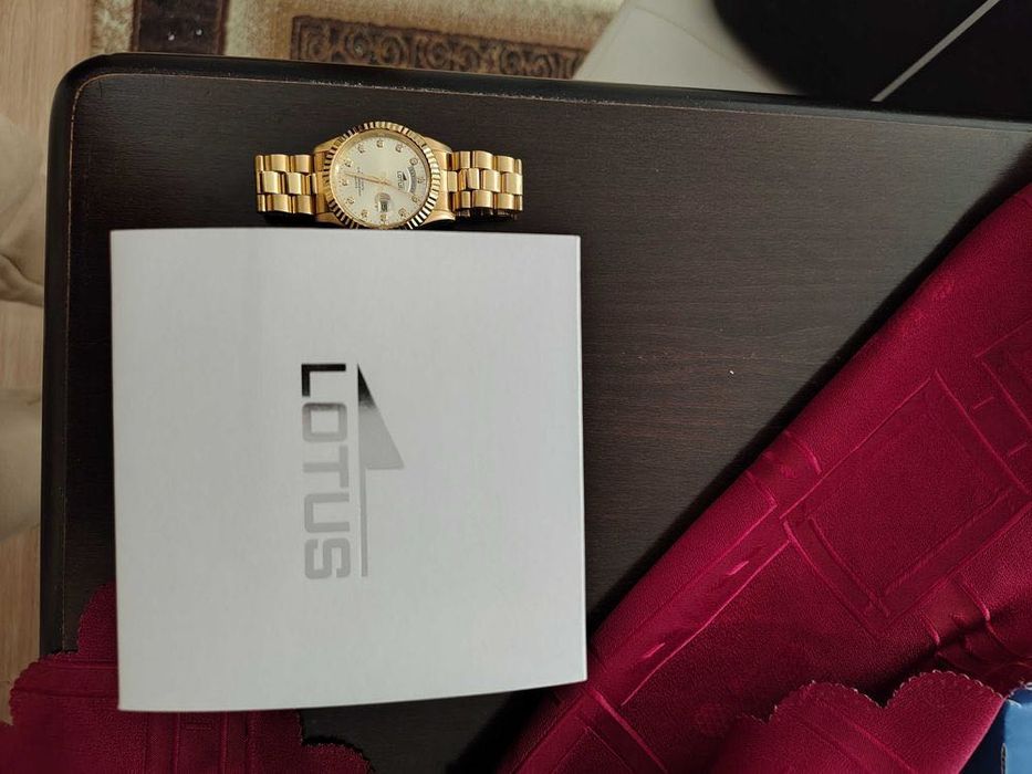 Часовник Lotus Gold