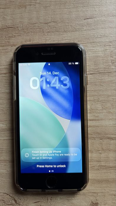 iPhone SE 2020 64GB - цвят Бял, с протектор и калъф - като нов