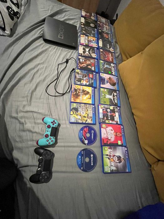Vand PS4 cu 20 de jocuri incluse si 2 Controllere