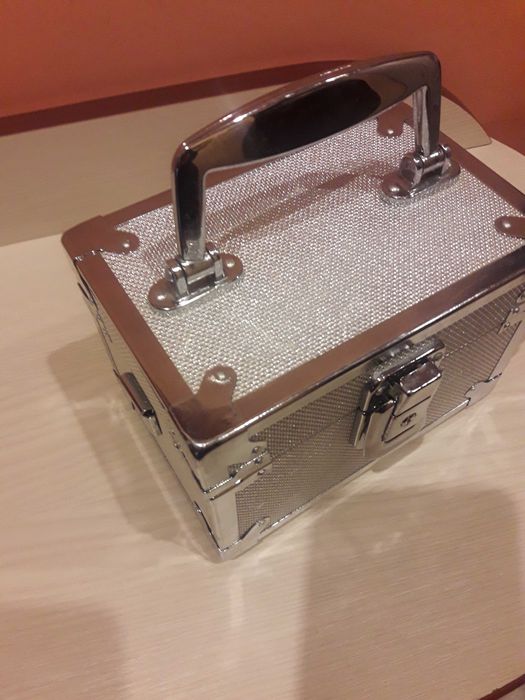 Caseta bijuterii cu maner si doua chei