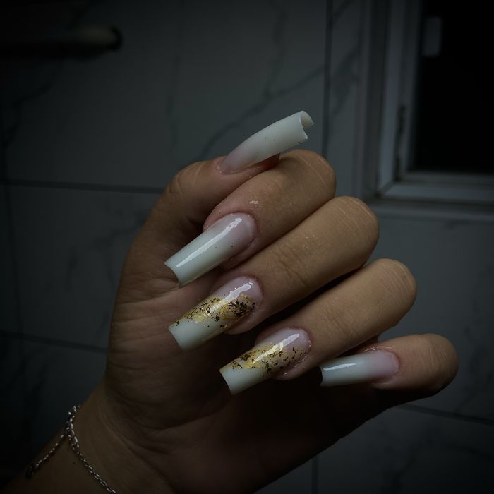 Ofer servicii de manichiura