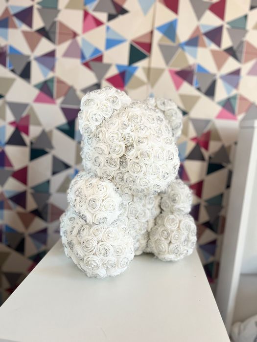 Бяло мече от рози с брокат