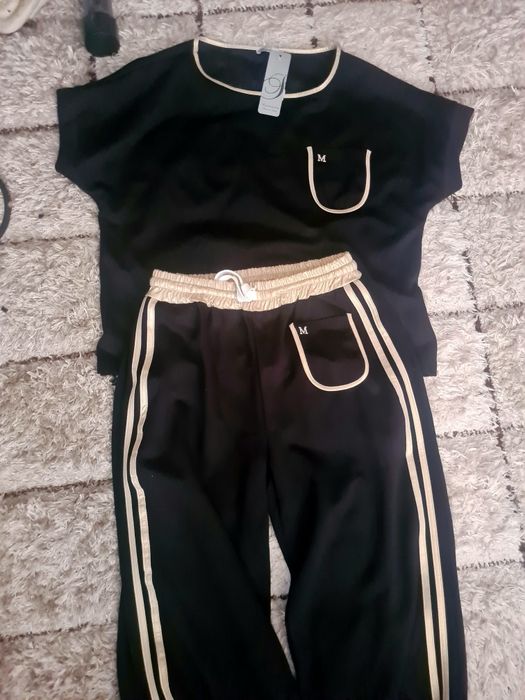 Дамски  нов костюм универсален размер.