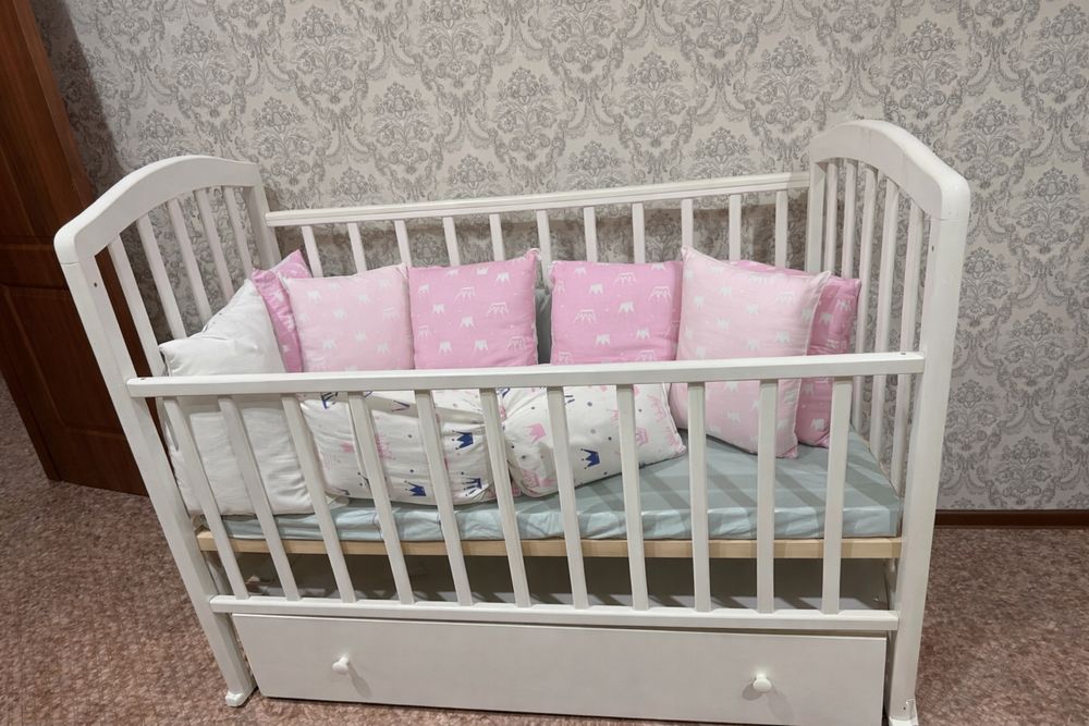 Двуспальная кровать, шкаф, манеж