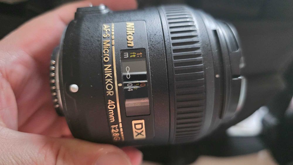 Nikon D90 тяло Обектив Nikon AF Nikkor 70–300mm (по-стария, не VR) Обектив Nikon AF-S Micro Nikkor 40mm f/2.8G DX Светкавица Nikon Speedlight SB-910