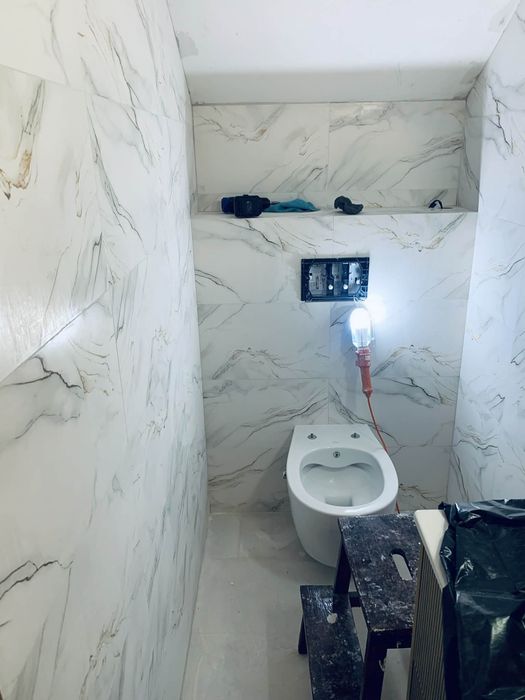 Montez gresie  faianță  trepte  travertin granit . Șapapă autonivelantă , montaj glafuri ,băi ,bucatarii,renovari complete.