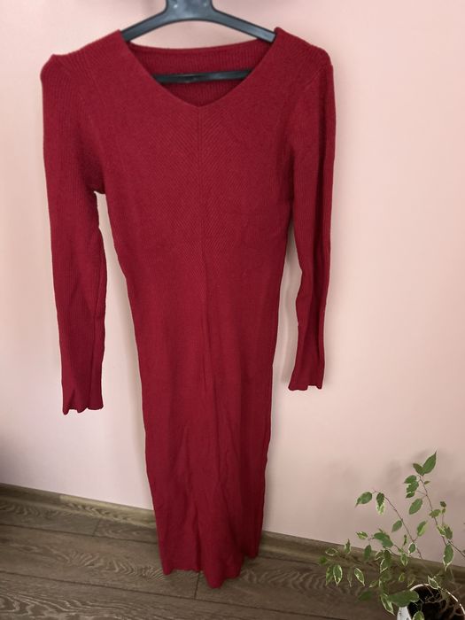 Червена плетена рокля
