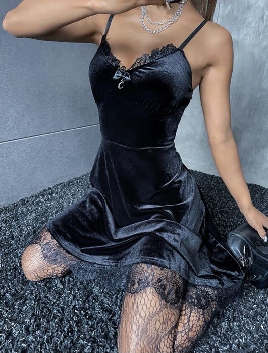 Vând rochițe de catifea in stil gotic