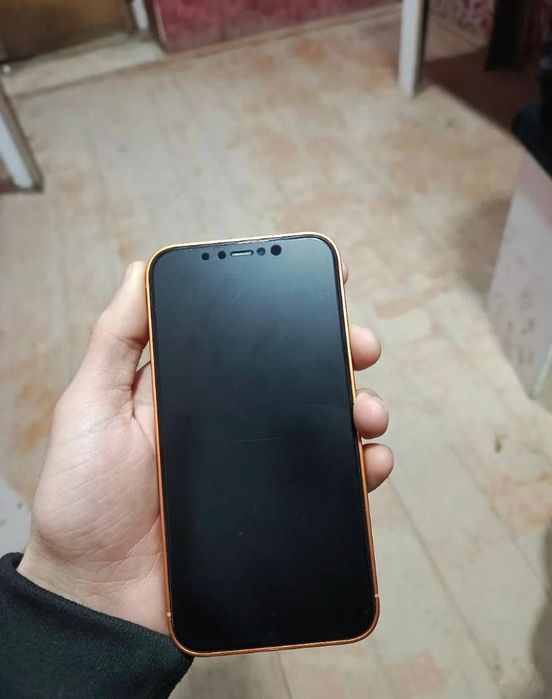 Iphone 11 / 17 pro korpusda ideal brga bir tushgan