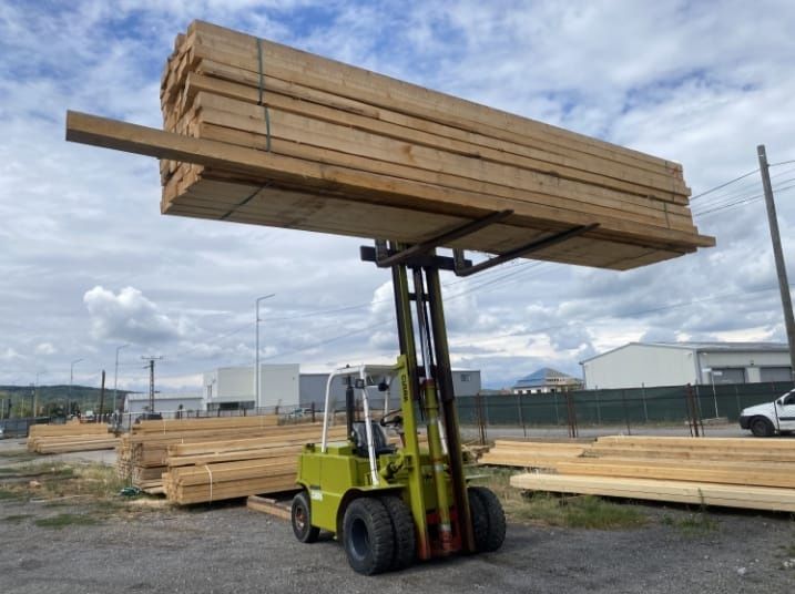 Ofer setvici cu stivuitor si rampe de desc si incarcat utileje