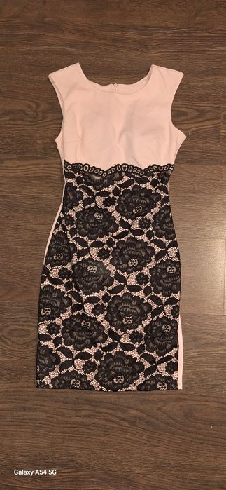 Къса рокля с дантела