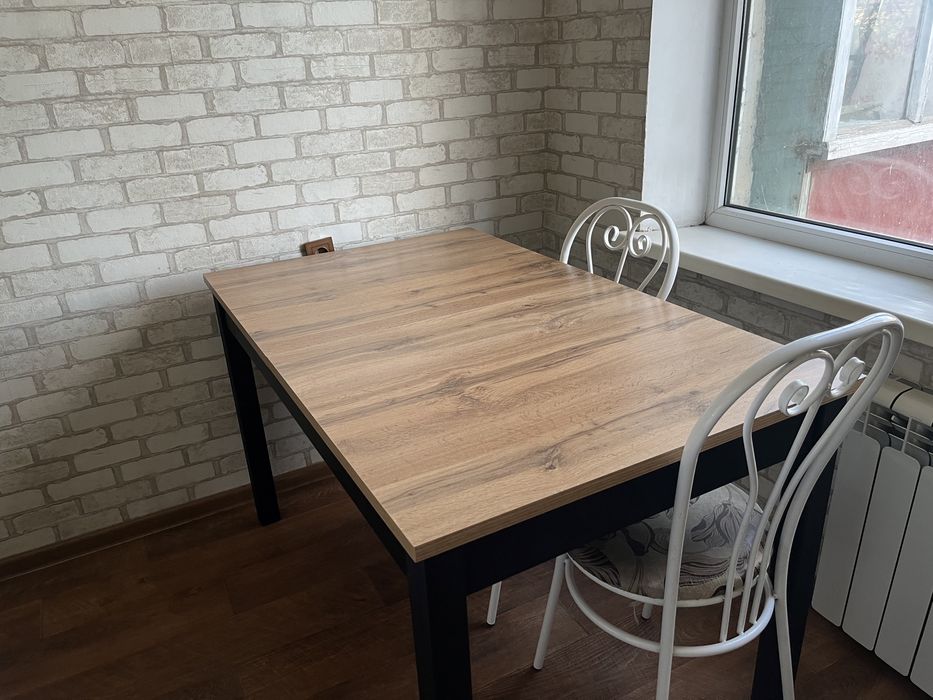 Продам стол без стульев