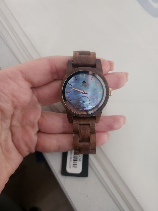 Чисто нов дървен часовник