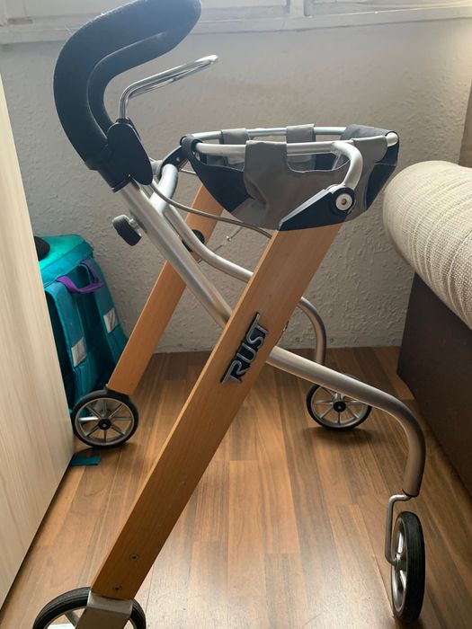 Проходилка с колела за инвалиди