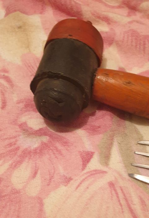 Продам молоток мастера 80-/го уровня, новый.