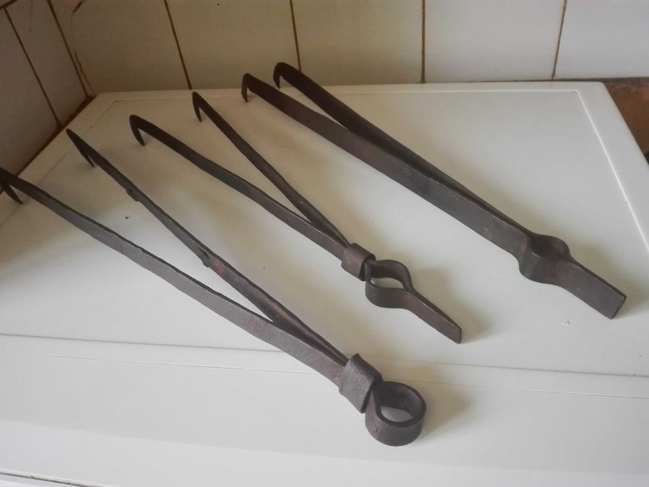 Стари дървени съдове , мотика и ножица и маши за печка.