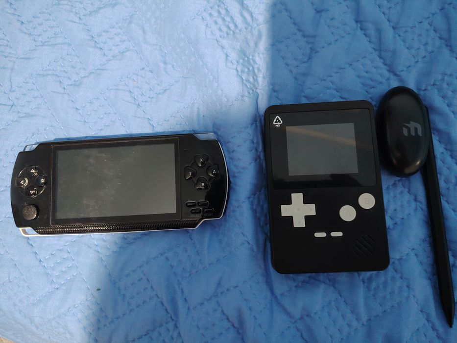 2 console de jocuri un Pix de telefon și căști trimit în țară