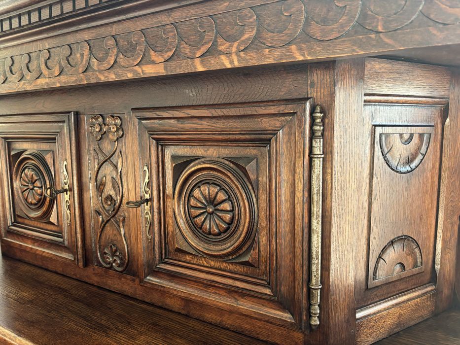 Масивен шкаф с дърворезба