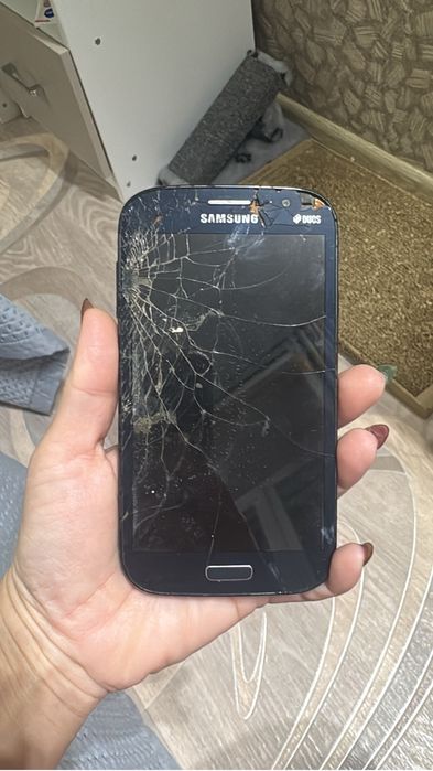 Разбитые телефоны и планшеты.