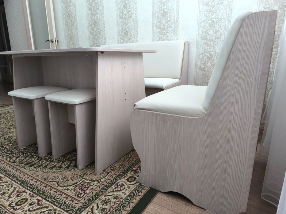 Кухонный столик с табуретками с диваном