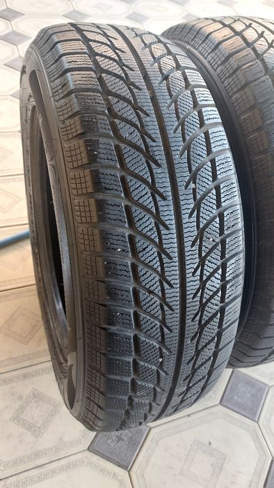 Продам шины бу как новые только 1,5 месяц ездил размер 235/65/17 YARTU