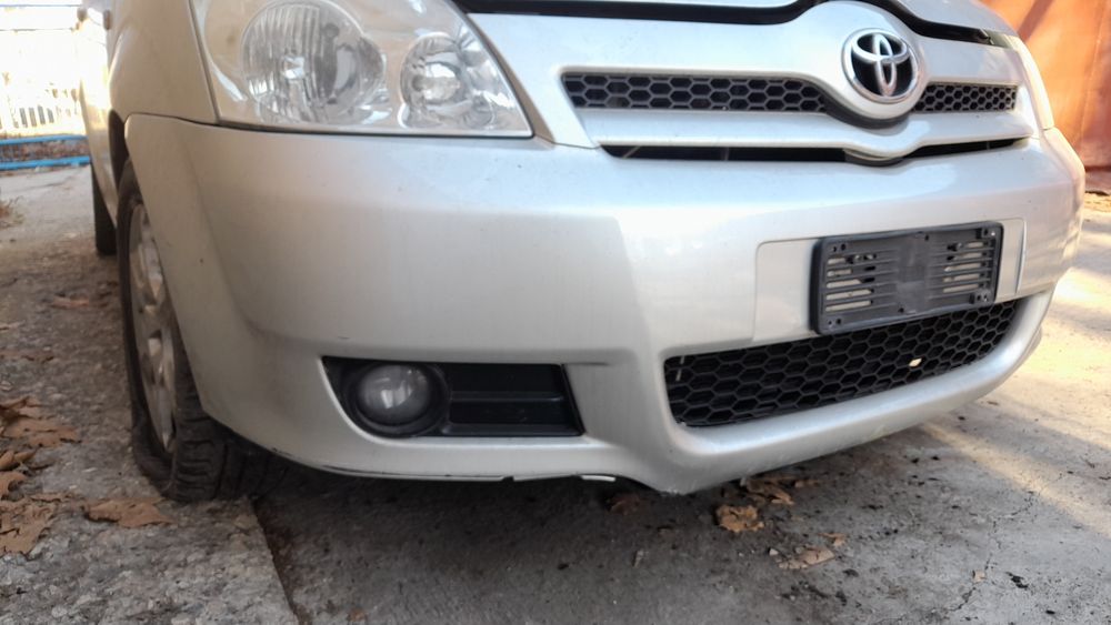 Предна броня тойота корола версо На части Toyota corola verso