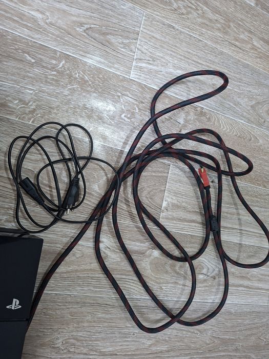 Продам Пс4,есть 2 игры и подписка Extra