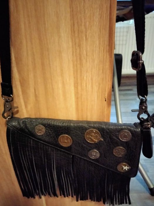 Genți de umăr noi din piele prima 100 lei ,restul 50 lei buc.