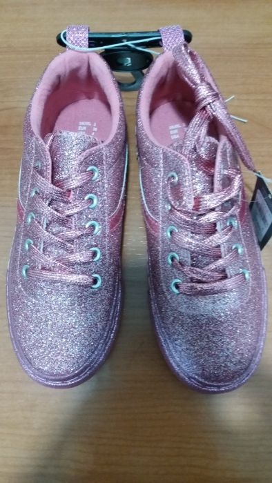 Adidasi dama noi cu eticheta. Nri 38 pret 35 lei perechea