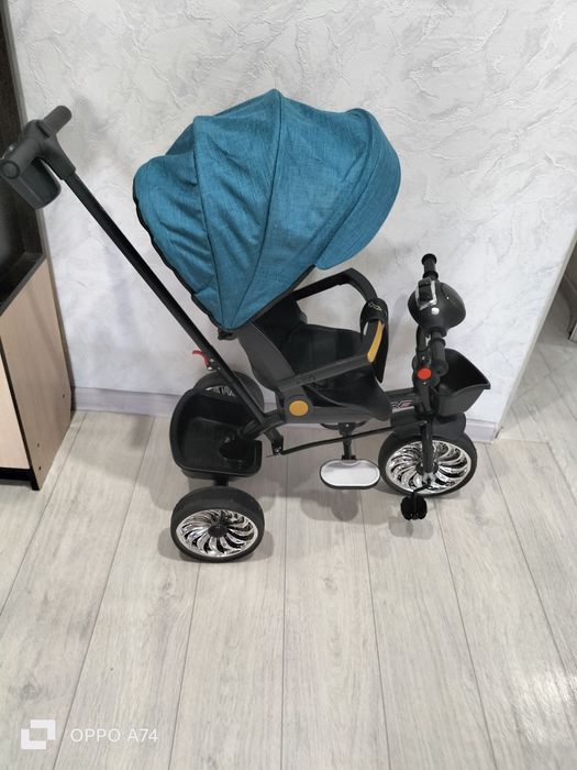 Продаётся прогулочный трёхколёсный велосипед.