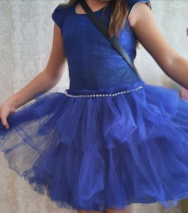 продам платья на девочку