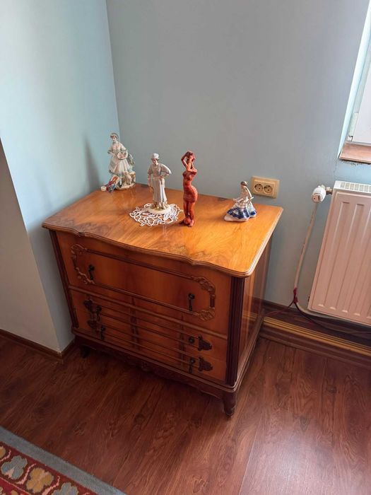 Mobila din lemn de nuc